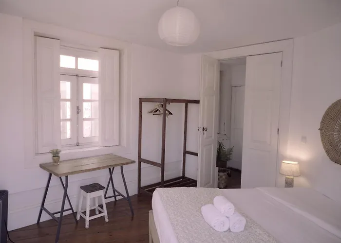 Light & Airy Historic Centre House With Balconies Порту