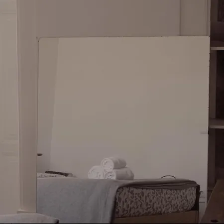 Light & Airy Historic Centre House With Balconies Casa vacanze