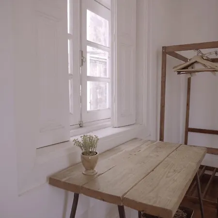 Light & Airy Historic Centre House With Balconies 度假居 *