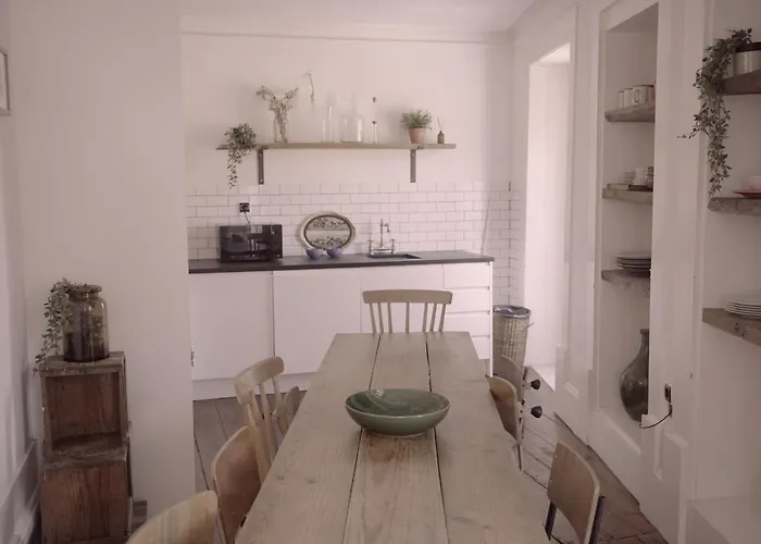 Light & Airy Historic Centre House With Balconies *