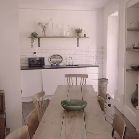 Light & Airy Historic Centre House With Balconies *