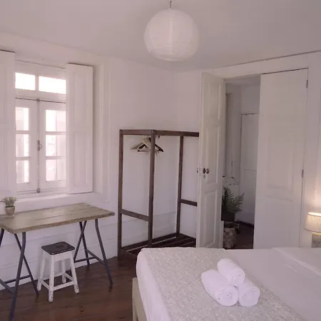Light & Airy Historic Centre House With Balconies Porto